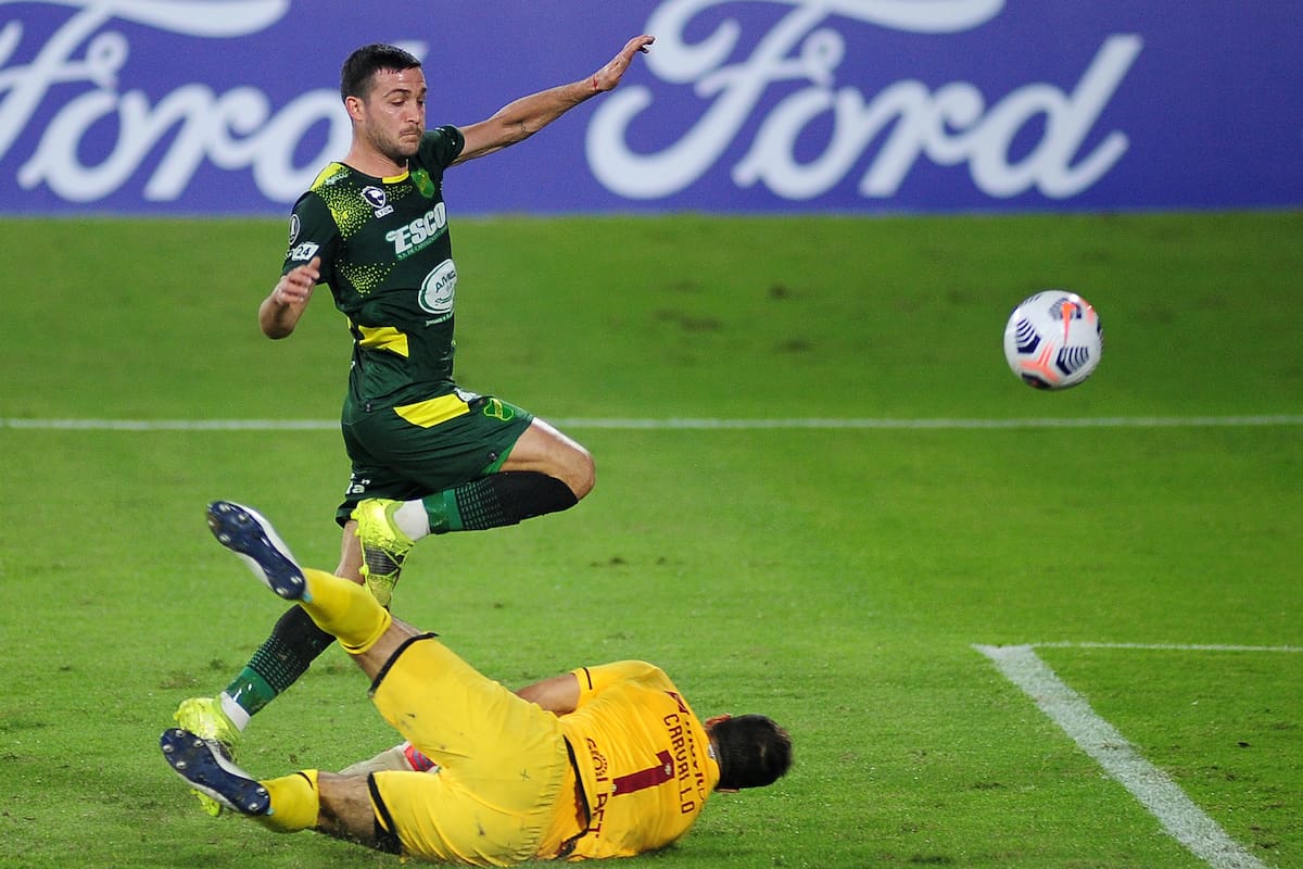 El toque de Pizzini para marcar el gol con el que Defensa y Justicia abrió el marcador en la goleada sobre Universitario