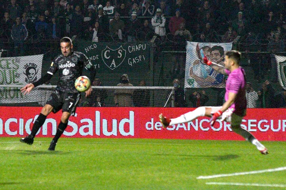 El toque sutil de Licha López superará a Lanzilotta en el gol de Sarmiento