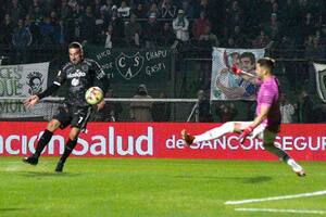 El toque sutil de Licha López superará a Lanzilotta en el gol de Sarmiento