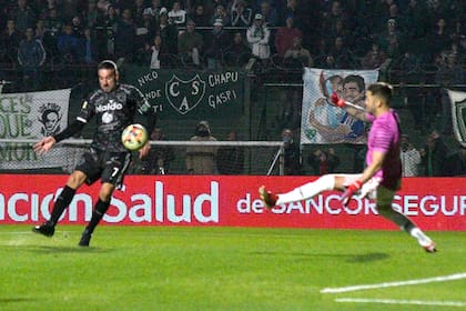 El toque sutil de Licha López superará a Lanzilotta en el gol de Sarmiento