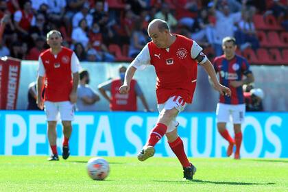 El toque y la magia del Bocha en el partido entre los seniors de Independiente y San Lorenzo