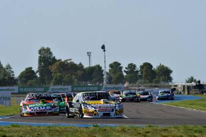 El Torino de Facundo Ardusso, el líder del campeonato de Turismo Carretera, lidera el pelotón: el Gobierno Nacional no avaló el reinició de la actividad, el fin de semana, en el autódromo Roberto Mouras, de La Plata;
