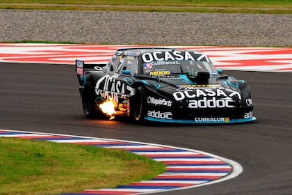 El Torino de Leonel Pernía en un rebaje en el prolijo autódromo de Termas de Río Hondo; el tandilense quedó al frente de la primera prueba de clasificación.