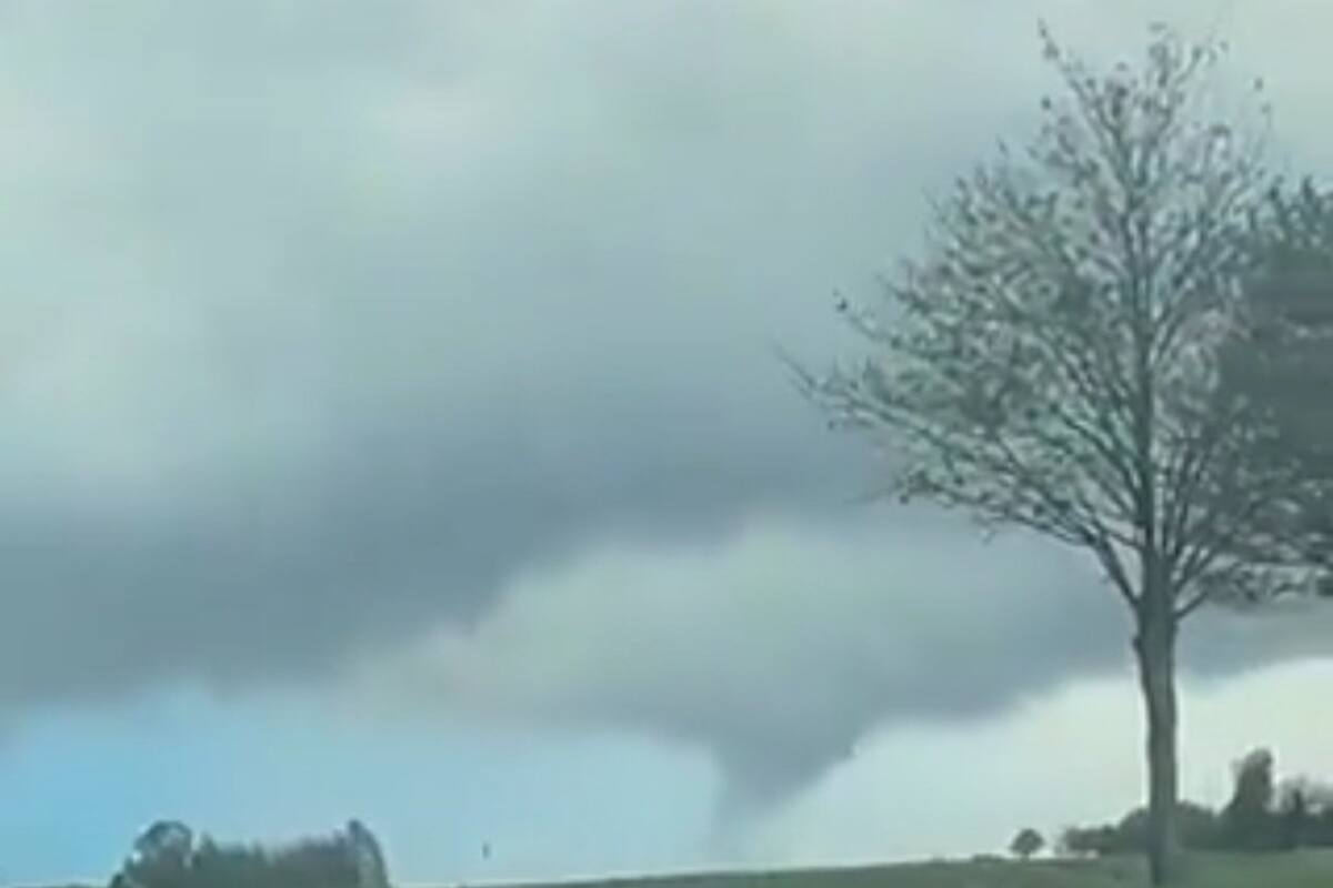 El tornado rompió paredes, voló árboles y techos de casas