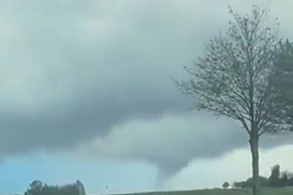 El tornado rompió paredes, voló árboles y techos de casas