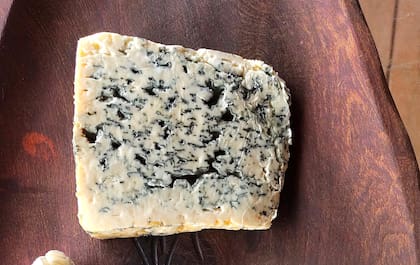 El Toro Azul es un verdadero queso azul repleto de vetas de color intenso.
