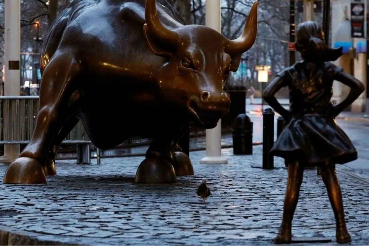 El toro de bronce, símbolo de Wall Street, mercado que ajustó más del 25 hoy tras conocerse el mal dato de inflación de abril en Estados Unidos