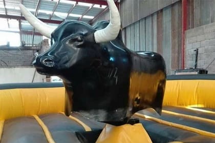 El "toro mecánico" del local Big Party, en Venado Tuerto, Santa Fe