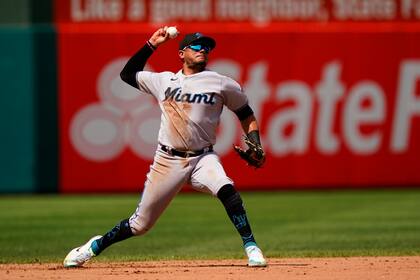 El torpedero de los Marlins de Miami Miguel Rojas tira a primera base tras fildear un rodado de 
Matt Vierling de los Filis de Filadelfia, el jueves 11 de agosto de 2022. (AP Foto/Matt Slocum)