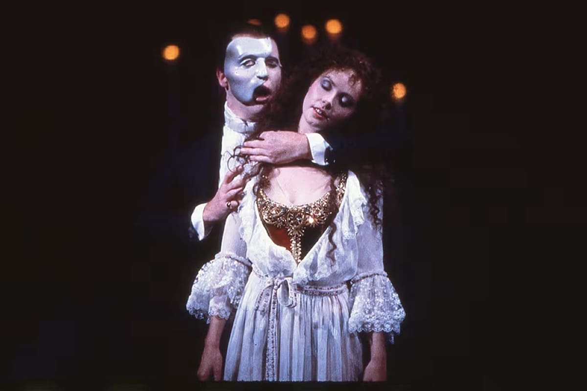 El torturado amor de Erik por Christine en el londinense Teatro de su Majestad, durante el estreno de la obra, en 1986