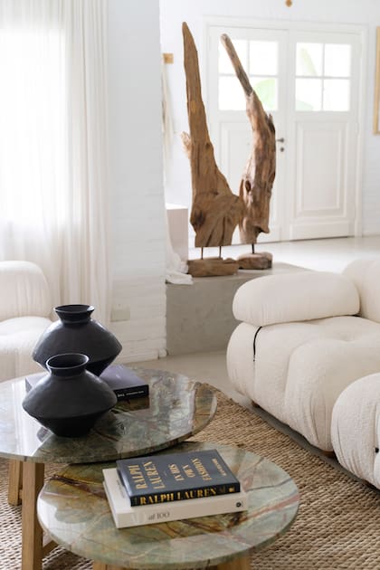 El tótem de madera quemada y las cerámicas negras (Gloria Atelier Deco) juegan con el contraste y les da continuidad la alfombra de yute (Gloria Atelier Deco)