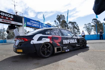 El Toyota Corolla #117 del Toyota Gazoo Racing YPF INFINIA de Matías Rossi saliendo de boxes.