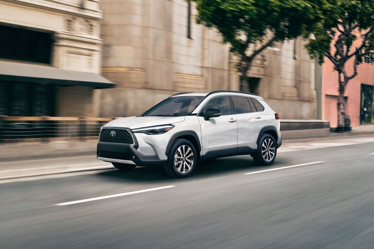 El Toyota Corolla Cross 2025 tiene siete versiones en Estados Unidos, tres a gasolina y cuatro híbridas (toyota.com)