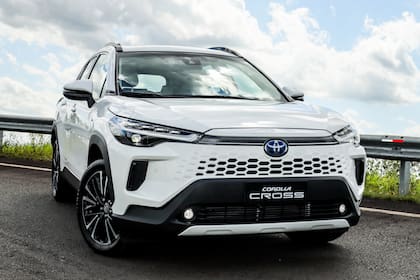 El Toyota Corolla Cross está disponible con motorizaciones nafteras e híbridas
