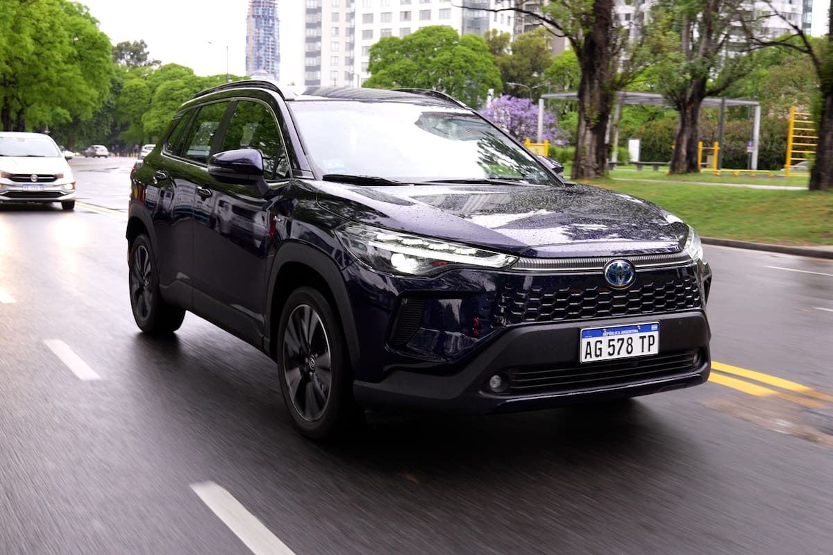 El Toyota Corolla Cross híbrido luce la nueva estética del SUV tras su restyling