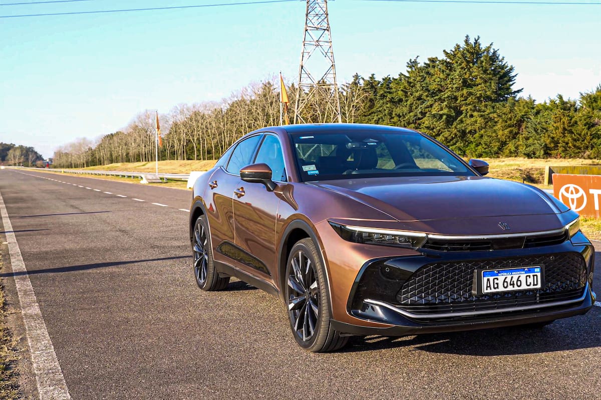 El Toyota Crown disminuyó su precio un 17% y quedó en US$85.700