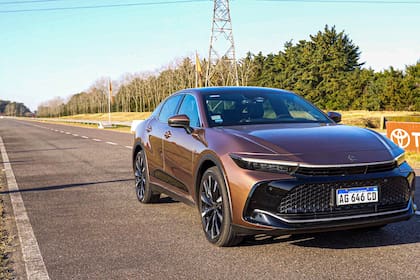 El Toyota Crown disminuyó su precio un 17% y quedó en US$85.700