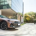 Cuánto consume el sedán híbrido de lujo que Toyota vende en la Argentina
