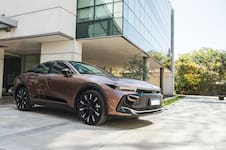 Cuánto consume el sedán híbrido de lujo que Toyota vende en la Argentina