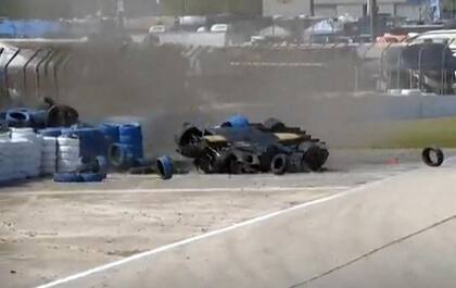El Toyota de Pechito López terminó volcado luego del segundo accidente en menos de un minuto en las 1000 millas de Sebring
