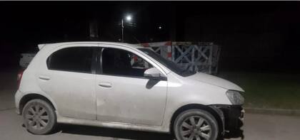 El Toyota Etios blanco utilizado por dos delincuentes chilenos, detenidos en Avellaneda por cometer entraderas en La PLata. Formaban parte de una banda de seis chilenos y un peruano.