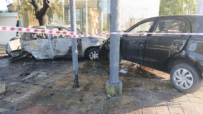 El Toyota Etios se incendió y quedó destruido tras el accidente