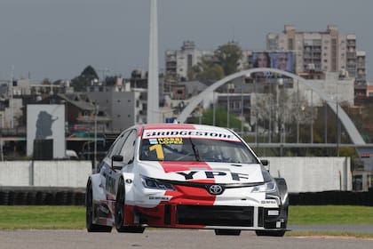 El Toyota que Matías Rossi compartirá con Pechito López gira en el inconfundible escenario del autódromo Juan y Oscar Gálvez, en un ensayo para los 200 Kilómetros de Buenos Aires.