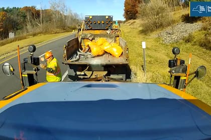 El trabajador del DOT estaba cortando el pasto y recogiendo basura al lado de la ruta cuando un camión envistió contra los vehículos estatales