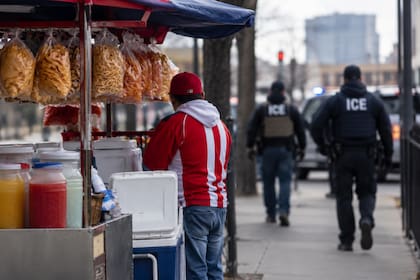 El trabajador lleva 16 años dedicado a la venta de frutas, raspados y otros alimentos en las calles de la ciudad