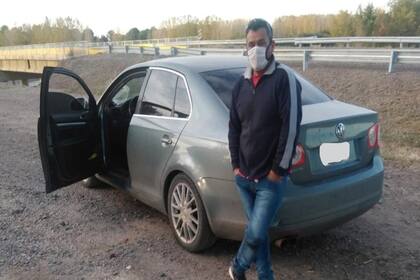 El trabajador petrolero posa para la foto junto a su auto