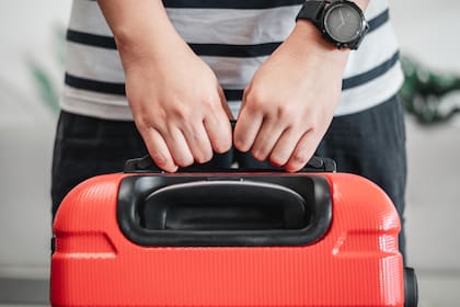 El trabajador recomendó quitar las etiquetas de viajes previos en cada valija