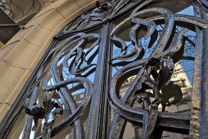El trabajo artístico en la puerta del edificio fue realizado por herreros italianos