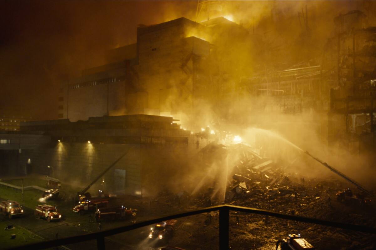 El trabajo casi suicida de los bomberos durante las primeras horas de la explosión es una de las licencias que se toma la trama de la ficción