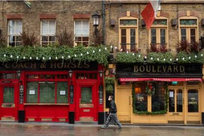 El trabajo consiste en recorrer todos los pubs de un tramo costero del Reino Unido