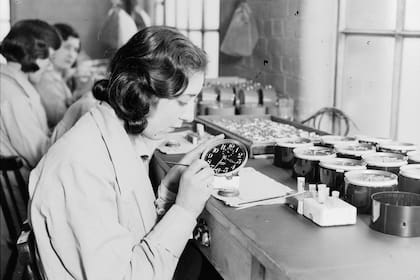El trabajo consistía en pintar las agujas y los números de las esferas de los relojes con una pintura compuesta por radio, que hacía que se pudiera ver la hora en la oscuridad