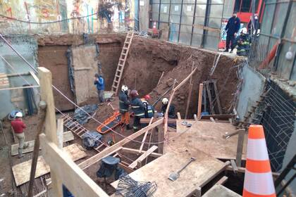 El trabajo de bomberos tras el derrumbe de una obra en construcción en Palermo