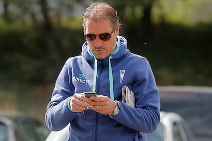 El trabajo de gerente deportivo lo obliga a vivir pegado al teléfono