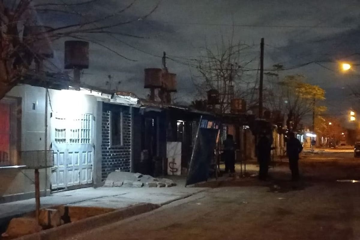 El trabajo de las autoridades en la casa incendiada en Mendoza
