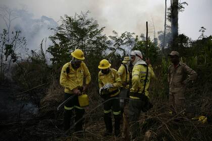 El trabajo de los bomberos en los alrededores de Porto Velho