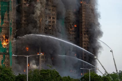 El trabajo de los bomberos para apagar las llamas.