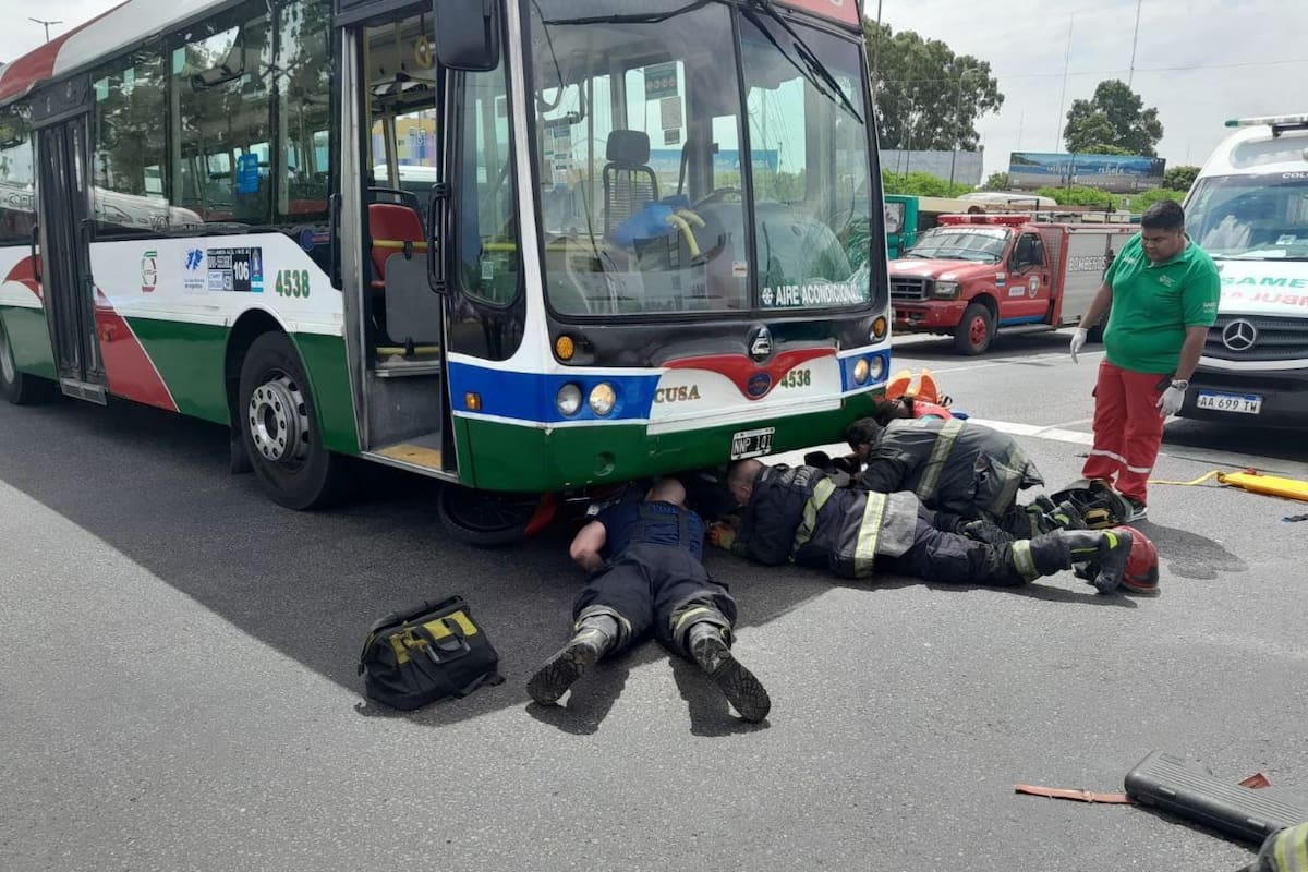 El trabajo de los bomberos para liberar al conductor de la moto.