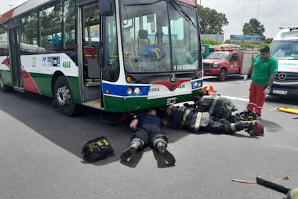 El trabajo de los bomberos para liberar al conductor de la moto.