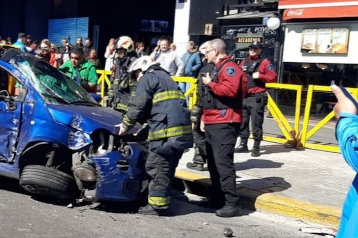 El trabajo de los bomberos para socorrer a la conductora del Fiat 500.