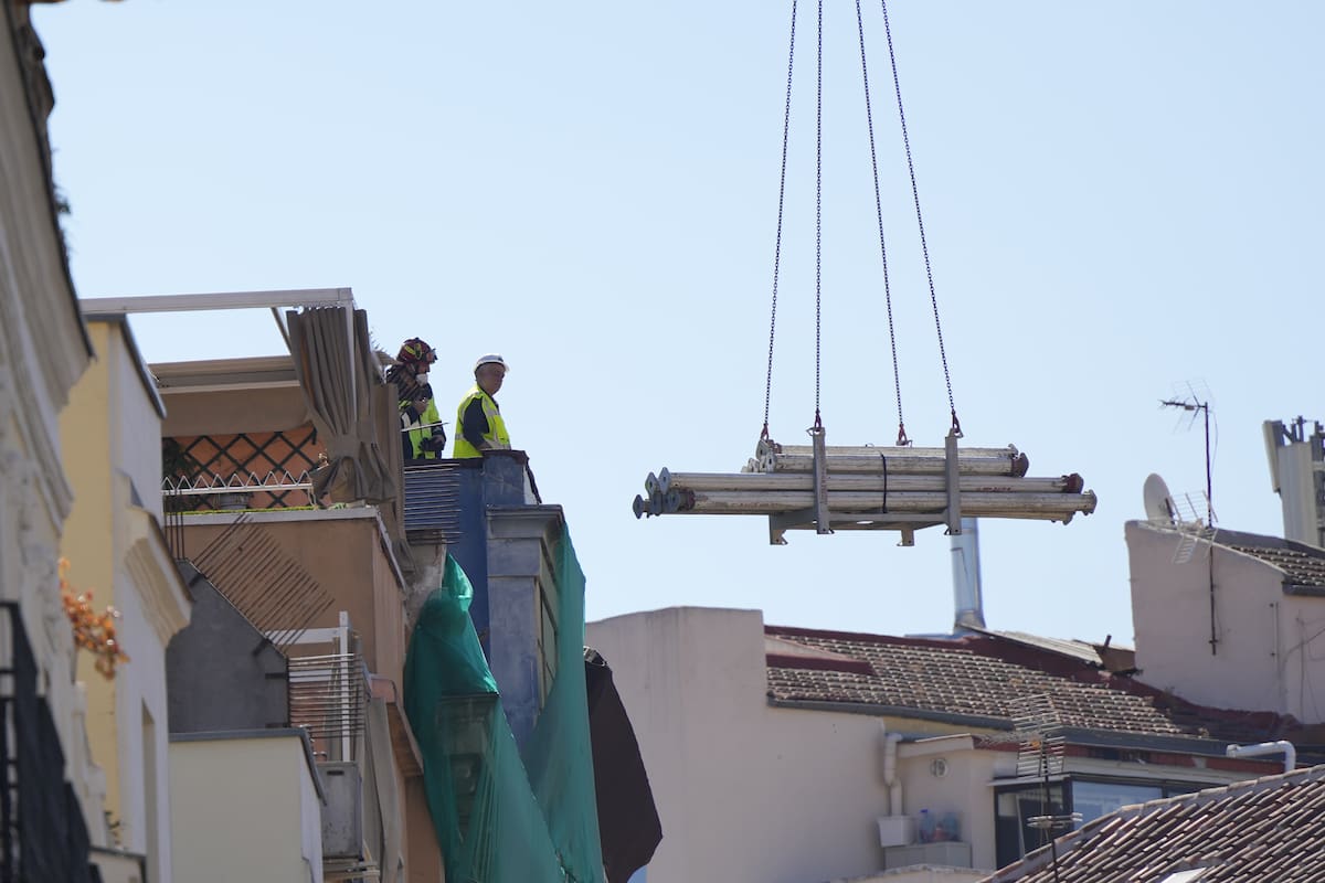 El trabajo de los rescatistas en el edificio que se derrumbó en Madrid, España.
