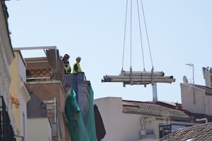 El trabajo de los rescatistas en el edificio que se derrumbó en Madrid, España.