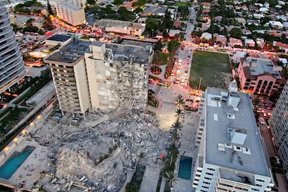 El trabajo de los rescatitas en el edificio colapsado en Miami-Dade, en Estados Unidos