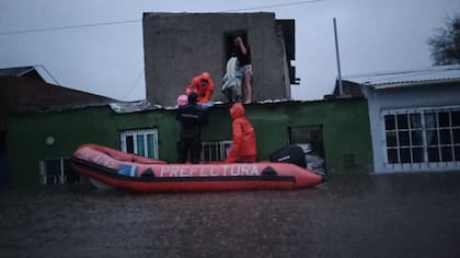 El trabajo de Prefectura en los sectores más afectados de la provincia