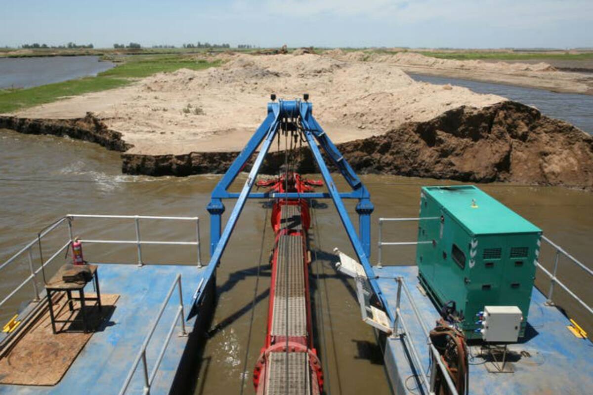 El trabajo de una draga en el Salado
