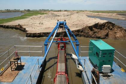 El trabajo de una draga en el Salado