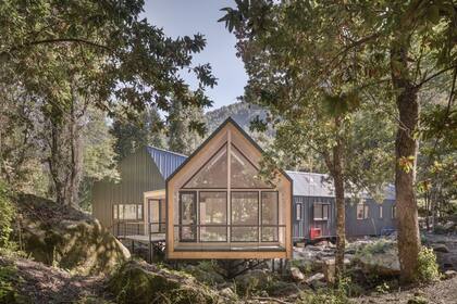 El trabajo en entornos con vegetación es desafiante, pero también genera obras únicas, en sintonía con el contexto que las rodea